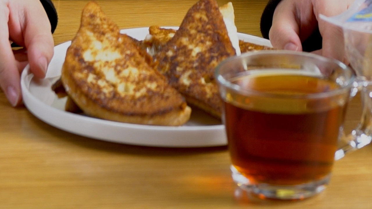 Tavada pratik glutensiz yumurtalı tost tarifi (Videolu)