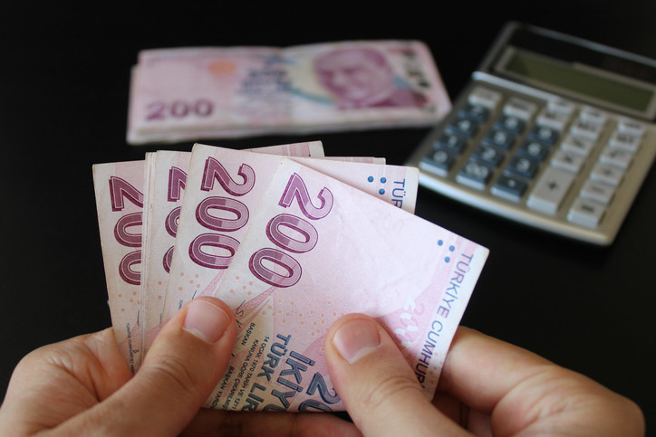 MEMUR MAAŞ ZAMMI HESAPLAMA TABLOSU OCAK 2026 (TEK TEK TAHMİNİ TUTARLAR) || Yeniyıl memur maaşı ne kadar, yüzde kaç olur Yılbaşında en düşük memur maaşı kaç TL olur Memur fazla mesai ücreti arttı mı TÜİK 3 aylık enflasyon farkı maaş zammı tablosu