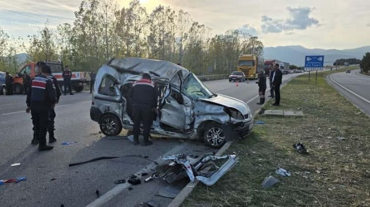 Feci kaza… Kamyonla ticari araç çarpıştı: 4 ölü, 2 yaralı