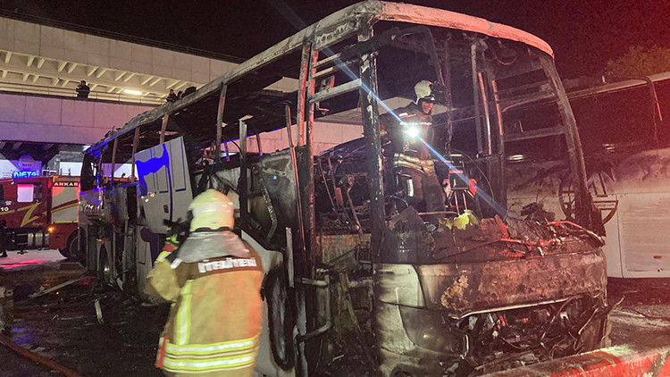 AŞTİ'de korkutan anlar... Park halindeki yolcu otobüsü yandı