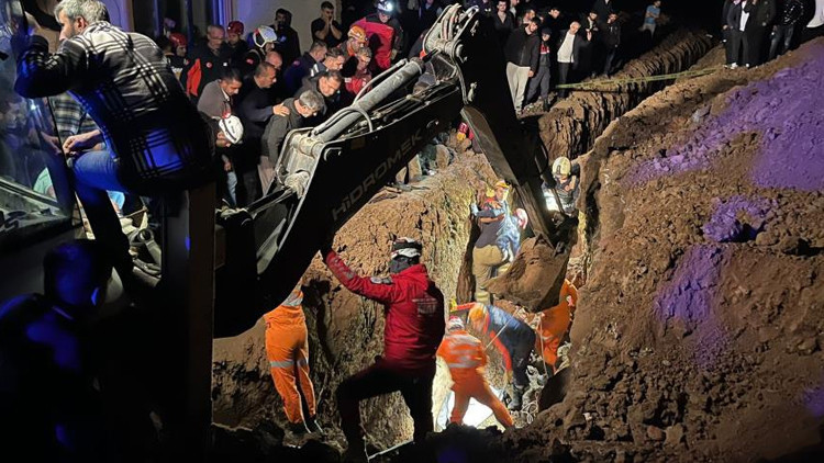 Bursa'da kanalizasyon çukuru kazarken göçük altında kalan 2 kişi hayatını kaybetti