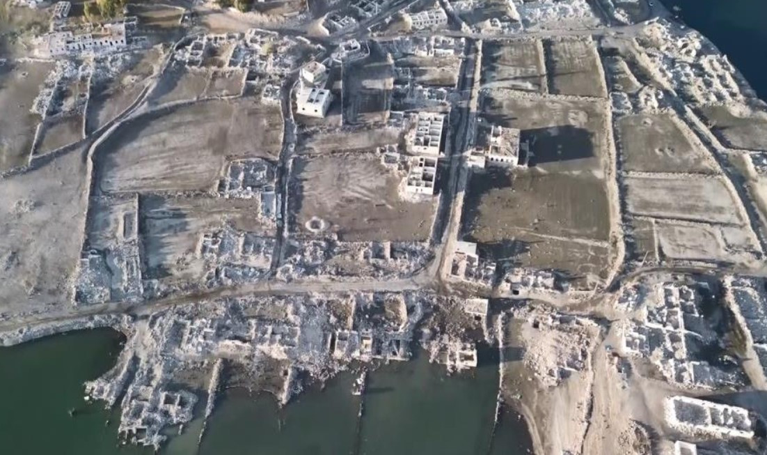 Sular çekilince köy ortaya çıktı, fotoğraflar film karelerini aratmadı