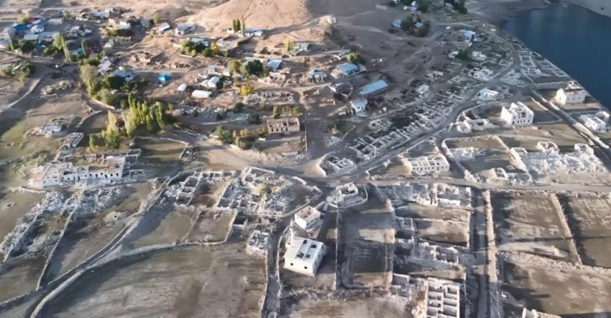 Sular çekilince köy ortaya çıktı, fotoğraflar film karelerini aratmadı