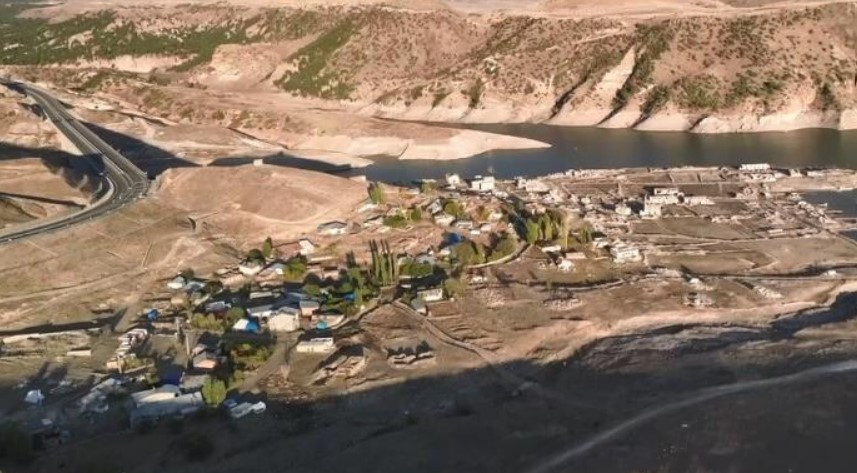 Sular çekilince köy ortaya çıktı, fotoğraflar film karelerini aratmadı