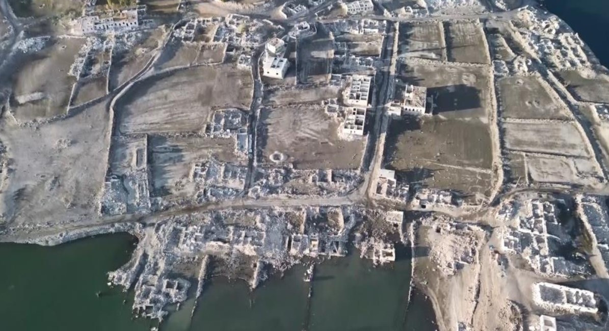 Sular çekilince köy ortaya çıktı, fotoğraflar film karelerini aratmadı