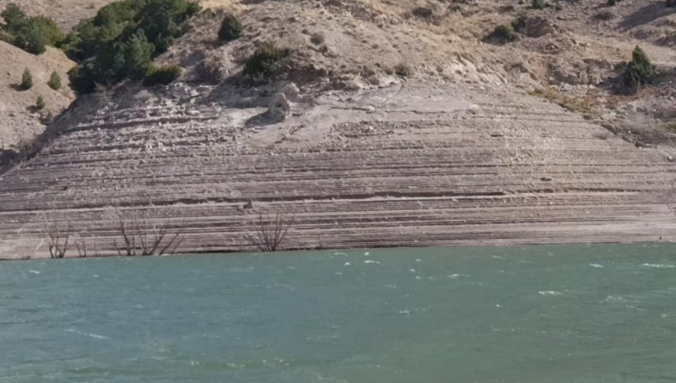 Sular çekilince köy ortaya çıktı, fotoğraflar film karelerini aratmadı