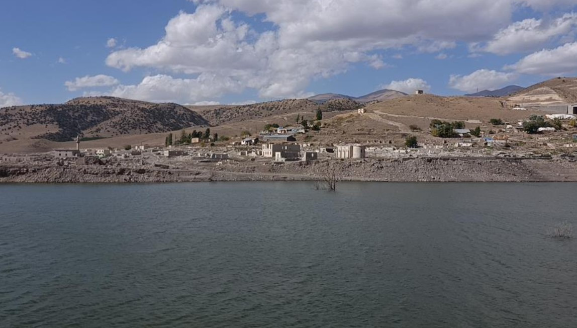 Sular çekilince köy ortaya çıktı, fotoğraflar film karelerini aratmadı