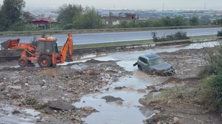 Hatay’da heyelanın kapattığı otoyolda araçlar mahsur kaldı