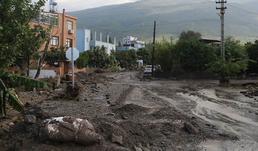Toprakkale-İskenderun Otoyolunda araçlar mahsur kaldı