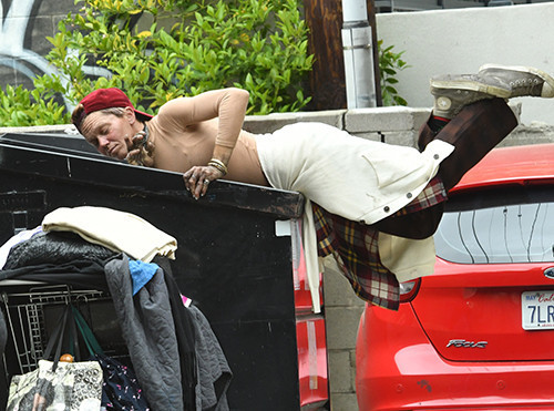 HER ŞEYİ ELİNDEN UÇUP GİTTİ