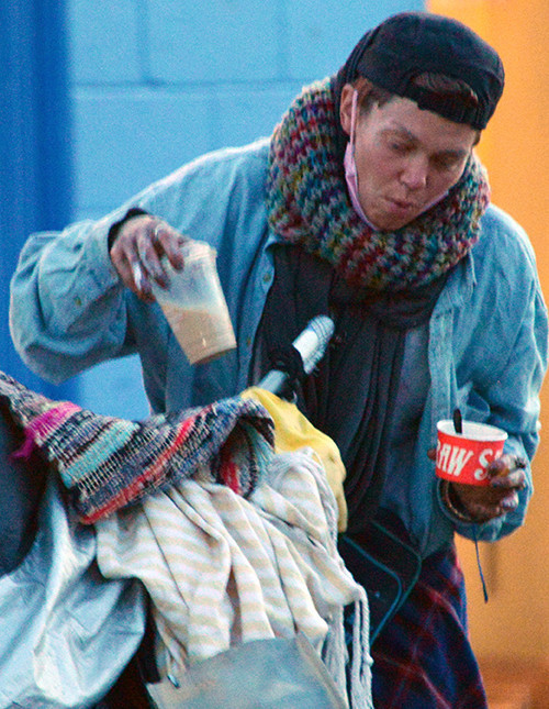 KÖTÜ GİDEN EVLİLİK... ELİNE DÜŞTÜĞÜ TEHLİKELİ ALIŞKANLIKLAR