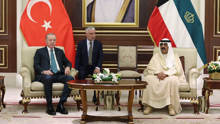 Cumhurbaşkanı Erdoğan Kuveyt'te! Erdoğan, Kuveyt Emiri es Sabah'a Togg aracı hediye etti