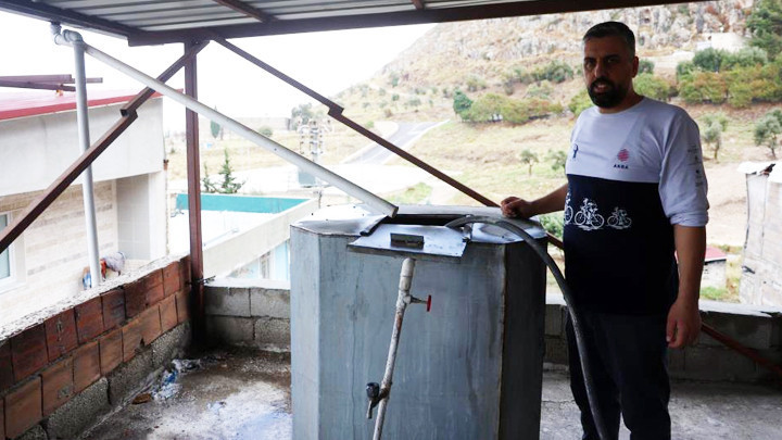Su kesintilerine bulduğu çözüm sosyal medyada ilgi odağı oldu