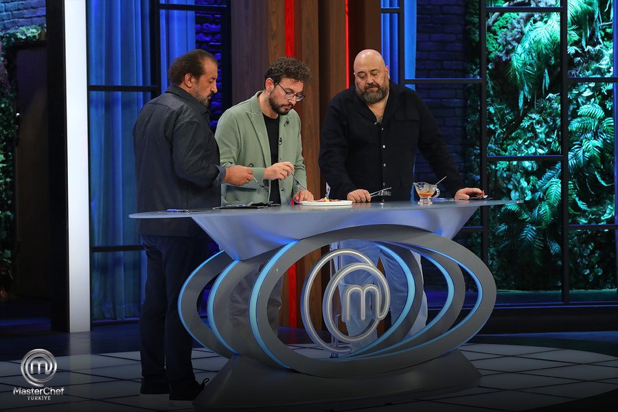 MASTERCHEF 5. VE 6. ELEME ADAYI BELLİ OLDU (22 Ekim 2025 Çarşamba) Dün akşam son bölümde MasterChef potaya kim gitti, 3. dokunulmazlık oyununu hangi takım kazandı İşte mangal yemekleri etabında seçilen MasterChef 5. ve 6. eleme adayları