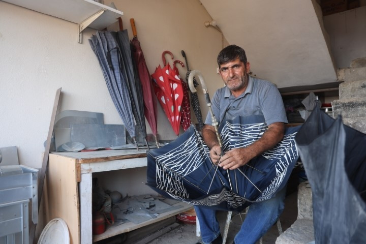 35 yıldır bu işi yapıyor | Şiddetli yağışlardan sonra işleri arttı... Herkes onun iş yerinin yolunu tutuyor