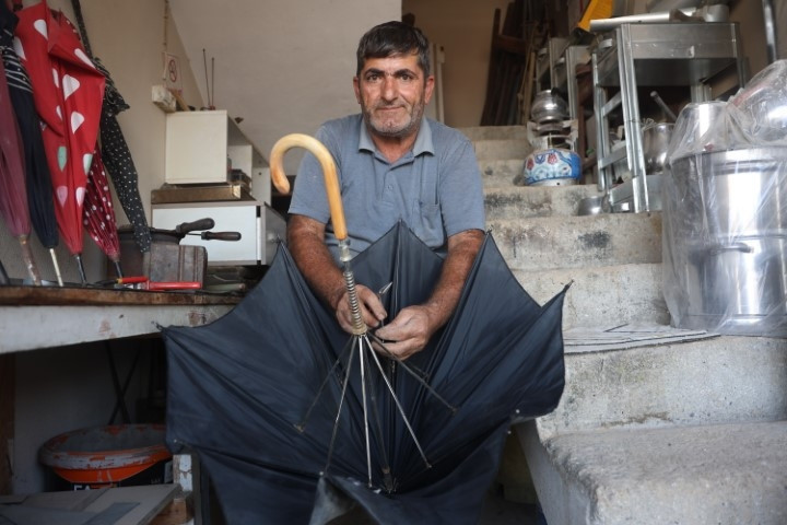 35 yıldır bu işi yapıyor | Şiddetli yağışlardan sonra işleri arttı... Herkes onun iş yerinin yolunu tutuyor