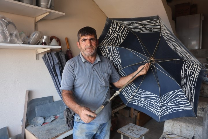 35 yıldır bu işi yapıyor | Şiddetli yağışlardan sonra işleri arttı... Herkes onun iş yerinin yolunu tutuyor