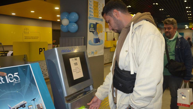 Ehliyetini yenilemek için gitti günün talihlisi oldu! 185 numarası ile kazandı