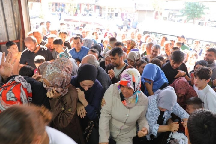 Fiyatının bin liraya düştüğünü duyan koşup geldi Satın alabilmek için birbirleriyle yarıştılar, izdiham çıktı