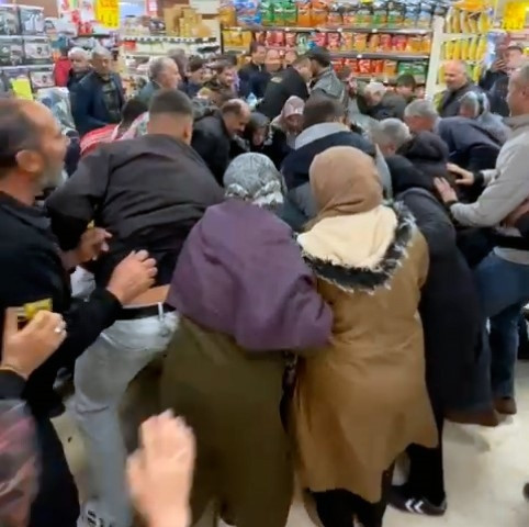 Fiyatının bin liraya düştüğünü duyan koşup geldi Satın alabilmek için birbirleriyle yarıştılar, izdiham çıktı