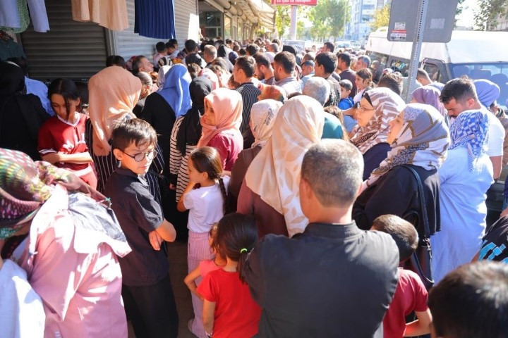 Fiyatının bin liraya düştüğünü duyan koşup geldi Satın alabilmek için birbirleriyle yarıştılar, izdiham çıktı