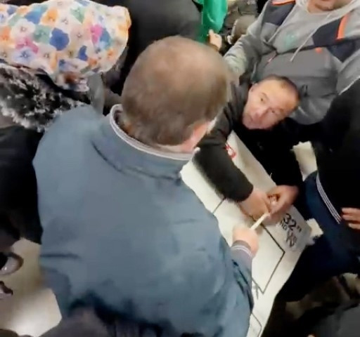 Fiyatının bin liraya düştüğünü duyan koşup geldi Satın alabilmek için birbirleriyle yarıştılar, izdiham çıktı