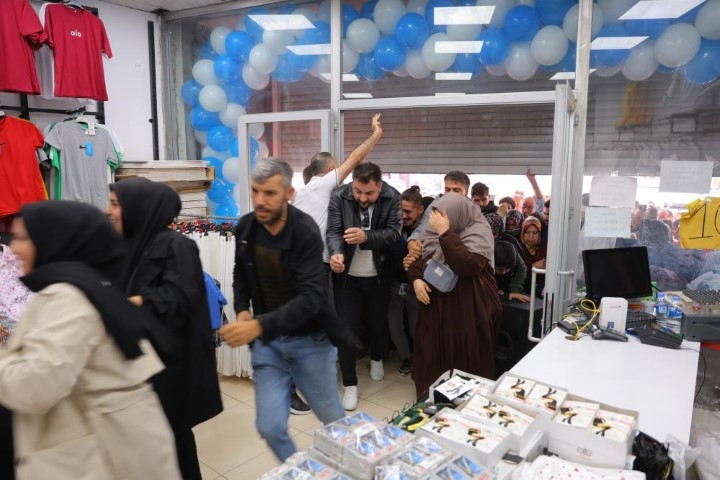 Fiyatının bin liraya düştüğünü duyan koşup geldi Satın alabilmek için birbirleriyle yarıştılar, izdiham çıktı