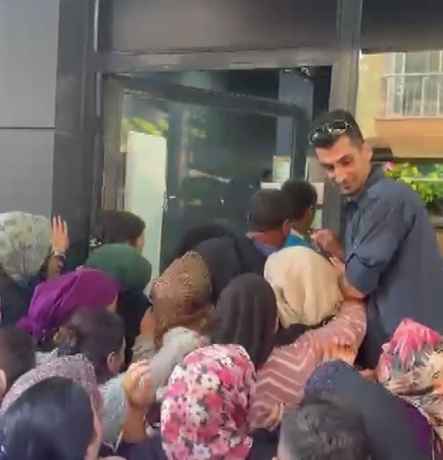 Fiyatının bin liraya düştüğünü duyan koşup geldi Satın alabilmek için birbirleriyle yarıştılar, izdiham çıktı