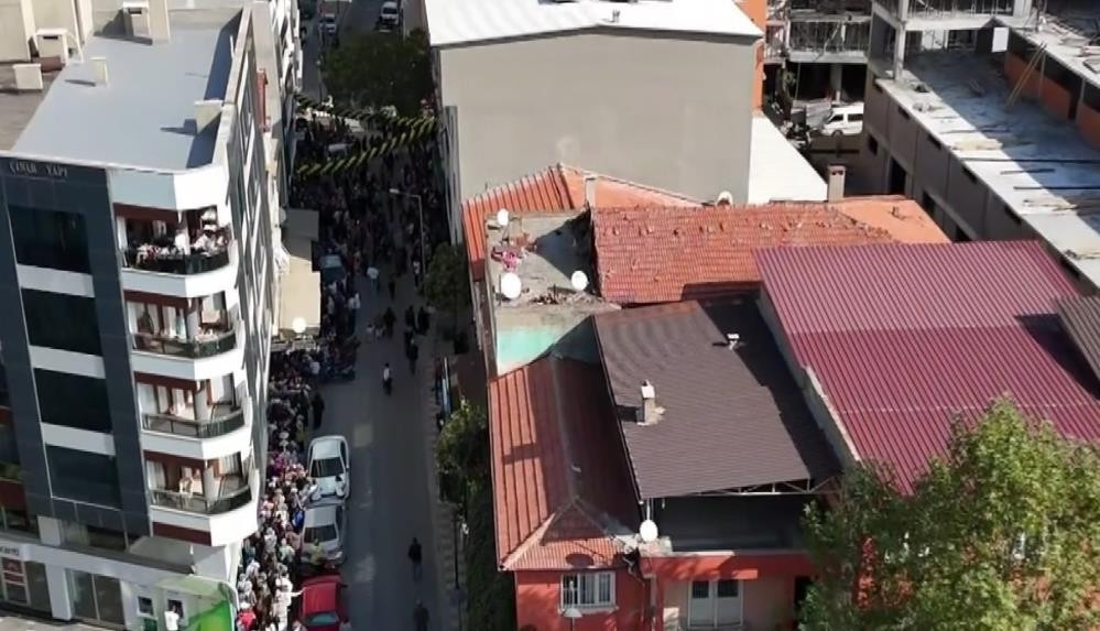 Fiyatının bin liraya düştüğünü duyan koşup geldi Satın alabilmek için birbirleriyle yarıştılar, izdiham çıktı
