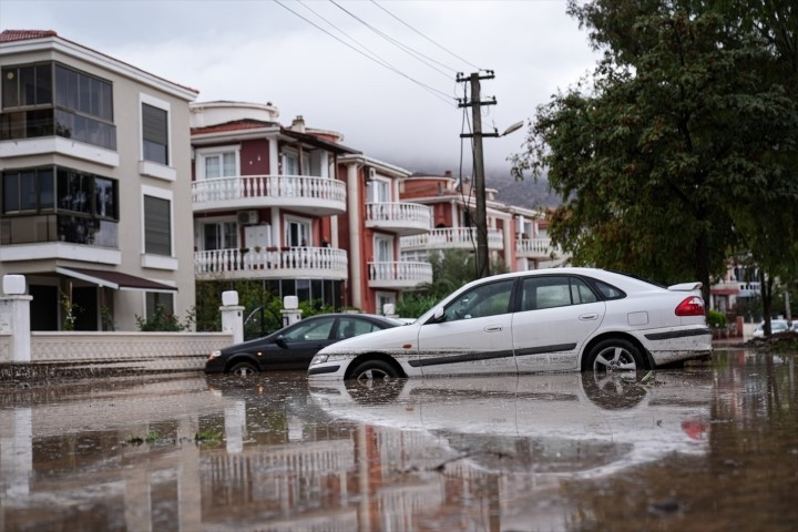 Meteoroloji uyarmıştı Sağanak sonrası kent sular altında kaldı, vatandaşlar kabusu yaşadı