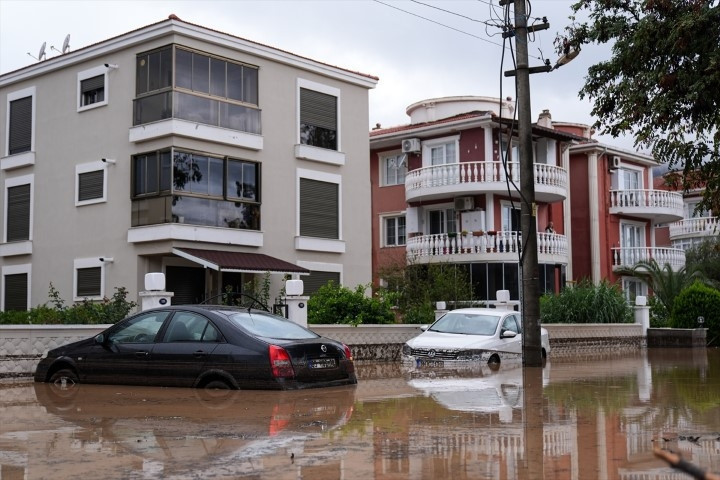 Meteoroloji uyarmıştı Sağanak sonrası kent sular altında kaldı, vatandaşlar kabusu yaşadı
