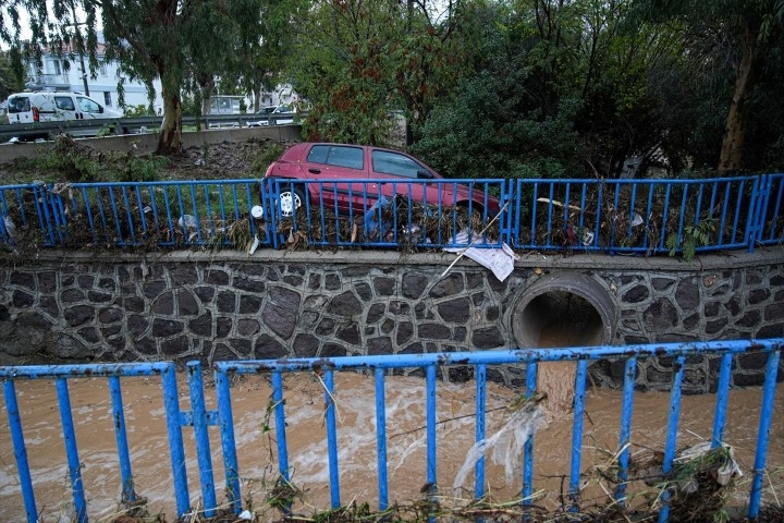 Meteoroloji uyarmıştı Sağanak sonrası kent sular altında kaldı, vatandaşlar kabusu yaşadı