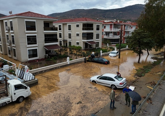Meteoroloji uyarmıştı Sağanak sonrası kent sular altında kaldı, vatandaşlar kabusu yaşadı