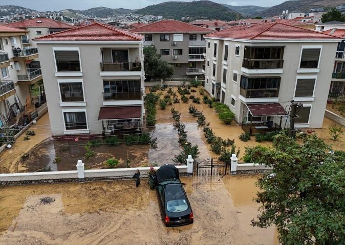 Meteoroloji uyarmıştı Sağanak sonrası kent sular altında kaldı, vatandaşlar kabusu yaşadı