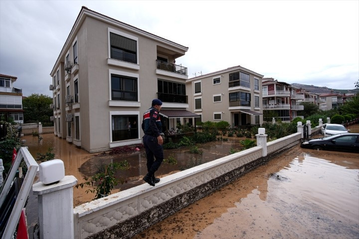 Meteoroloji uyarmıştı Sağanak sonrası kent sular altında kaldı, vatandaşlar kabusu yaşadı