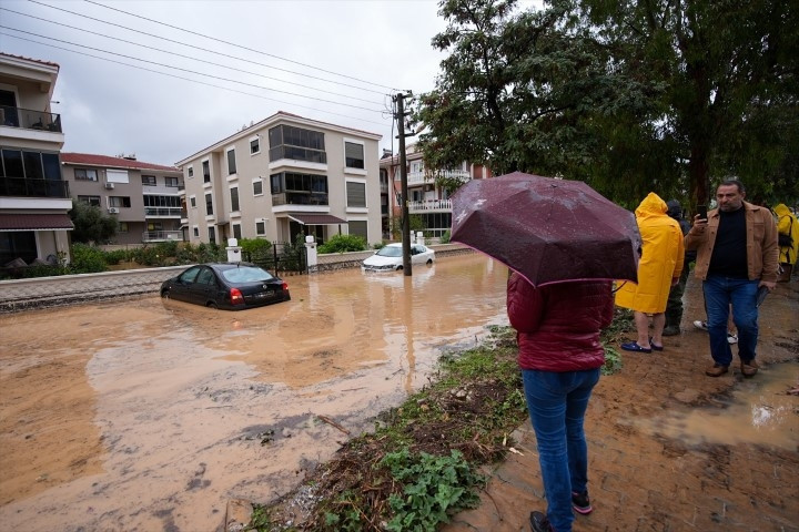Meteoroloji uyarmıştı Sağanak sonrası kent sular altında kaldı, vatandaşlar kabusu yaşadı