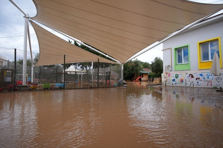 Meteoroloji uyarmıştı Sağanak sonrası kent sular altında kaldı, vatandaşlar kabusu yaşadı