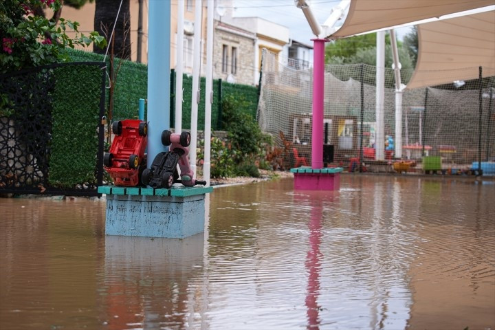 Meteoroloji uyarmıştı Sağanak sonrası kent sular altında kaldı, vatandaşlar kabusu yaşadı
