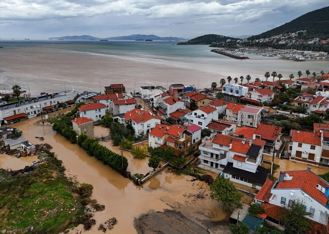 Meteoroloji uyarmıştı Sağanak sonrası kent sular altında kaldı, vatandaşlar kabusu yaşadı