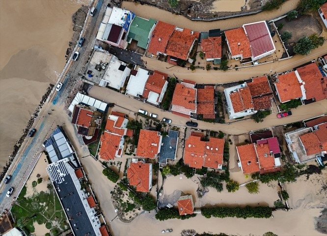 Meteoroloji uyarmıştı Sağanak sonrası kent sular altında kaldı, vatandaşlar kabusu yaşadı