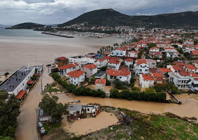 Meteoroloji uyarmıştı Sağanak sonrası kent sular altında kaldı, vatandaşlar kabusu yaşadı