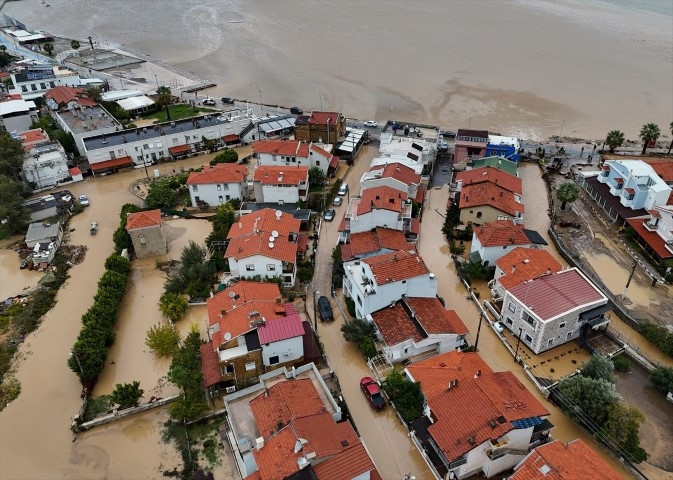 Meteoroloji uyarmıştı Sağanak sonrası kent sular altında kaldı, vatandaşlar kabusu yaşadı
