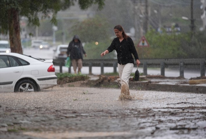 Meteoroloji uyarmıştı Sağanak sonrası kent sular altında kaldı, vatandaşlar kabusu yaşadı