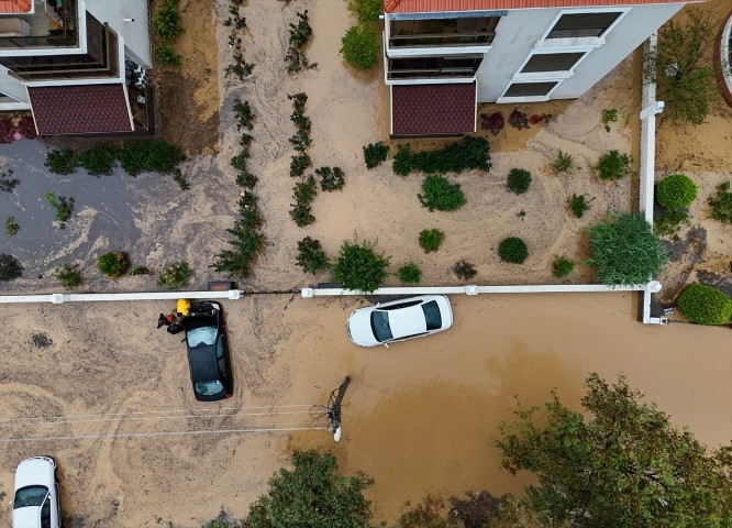 Meteoroloji uyarmıştı Sağanak sonrası kent sular altında kaldı, vatandaşlar kabusu yaşadı