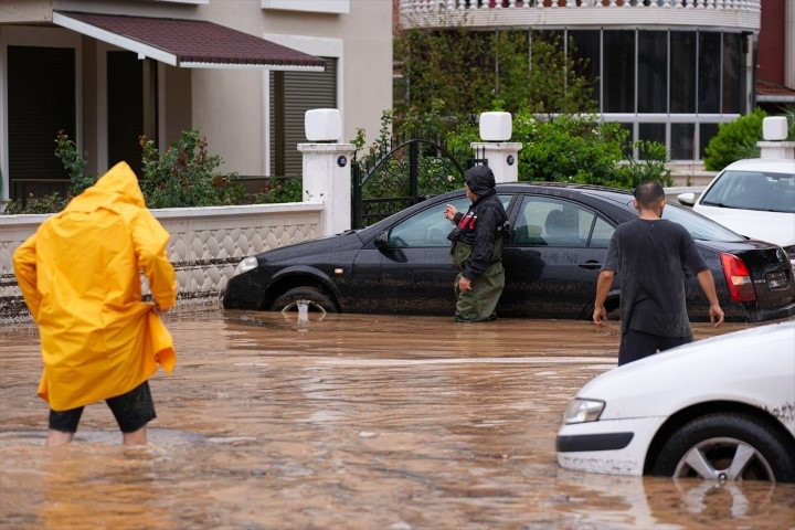 Meteoroloji uyarmıştı Sağanak sonrası kent sular altında kaldı, vatandaşlar kabusu yaşadı