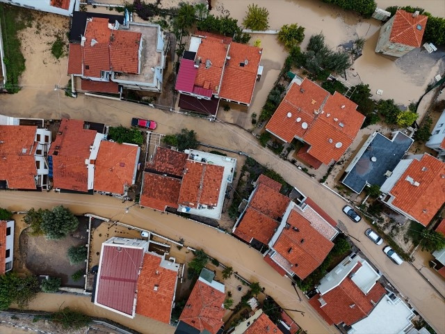 Meteoroloji uyarmıştı Sağanak sonrası kent sular altında kaldı, vatandaşlar kabusu yaşadı