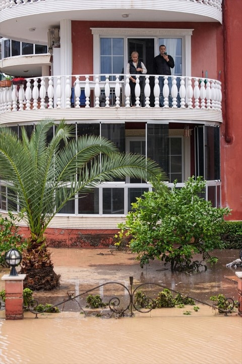 Meteoroloji uyarmıştı Sağanak sonrası kent sular altında kaldı, vatandaşlar kabusu yaşadı