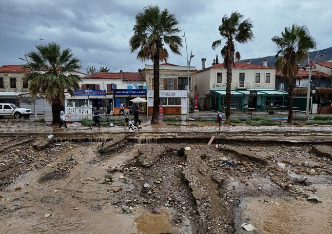 Meteoroloji uyarmıştı Sağanak sonrası kent sular altında kaldı, vatandaşlar kabusu yaşadı
