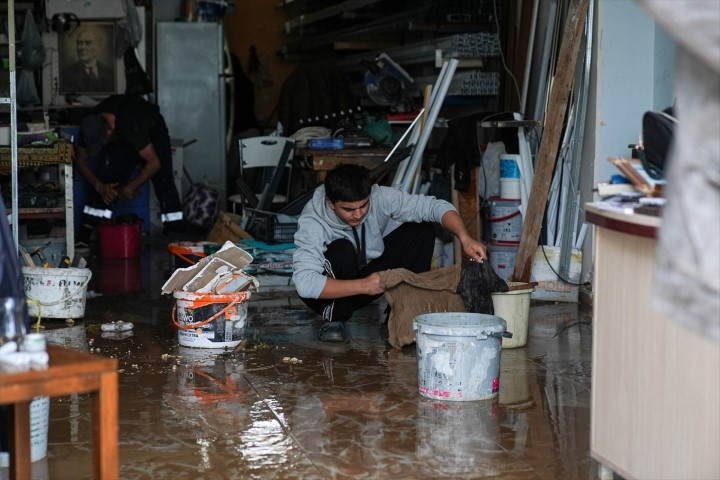 Meteoroloji uyarmıştı Sağanak sonrası kent sular altında kaldı, vatandaşlar kabusu yaşadı