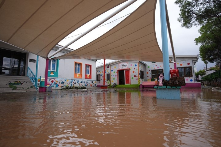 Meteoroloji uyarmıştı Sağanak sonrası kent sular altında kaldı, vatandaşlar kabusu yaşadı